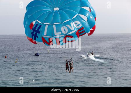 Parasailing in Nizza, Cote d'Azur, Frankreich Stockfoto