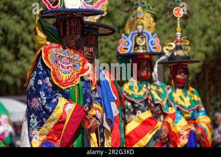 Die Black hat-Magier feiern Padmasambhavas Sieg über den bösen König Long Darm. Stockfoto