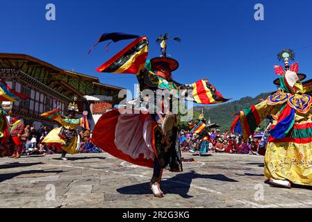 Die Black hat-Magier feiern Padmasambhavas Sieg über den bösen König Long Darm. Stockfoto