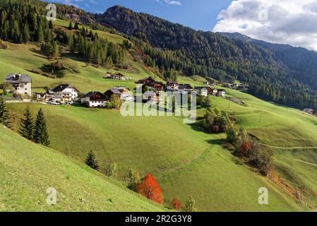 Alte Bauernhöfe charakterisieren das Ende des Wengen-Tals in den Dolomiten. Stockfoto