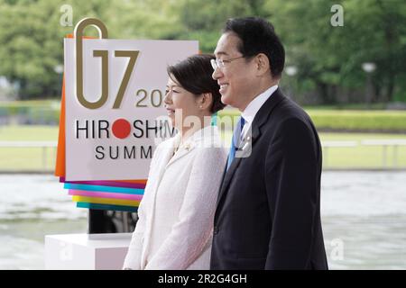 Hiroshima, Japan. 19. Mai 2023. Der japanische Premierminister Fumio Kishida und sein Ehepartner Yuko Kishida warten darauf, die Gruppe der Sieben-Führer am ersten Tag des G7-Gipfels am 19. Mai 2023 in Hiroshima, Japan, willkommen zu heißen. Guthaben: Pool Photo/G7 Hiroshima/Alamy Live News Stockfoto