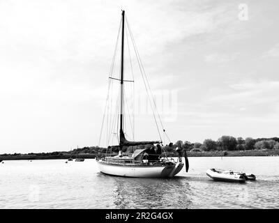 Woodbridge, Suffolk, Vereinigtes Königreich - 18. Mai 2023 : die Segelyacht White Leveret flussabwärts auf dem Fluss Deben. Schwarzweißbild. Stockfoto