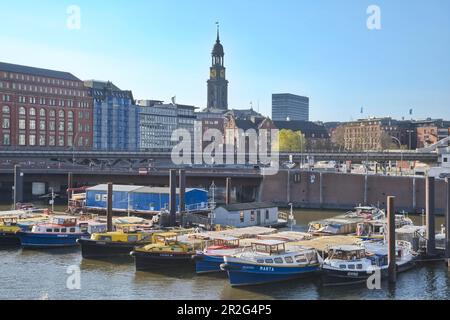 Hamburgs Binnenhafen, die Otto-Sill-Brücke und der Turm der St.-Michaels-Kirche im Hintergrund. Binnenhafen, Hamburg, Deutschland Stockfoto