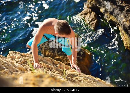 Extremer Kletterer klettert auf Felswände Stockfoto