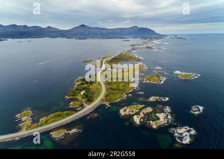 Atlantikstraße, Atlantik, Straße, Brücken, Luftaufnahme, Küste, Vevang, Norwegen, Europa Stockfoto