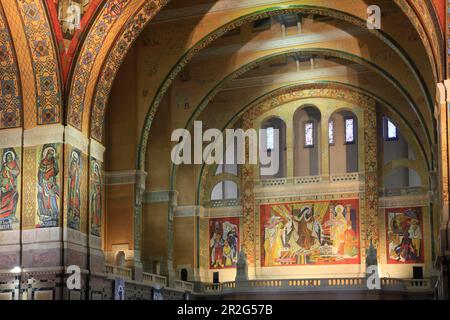 Die Basilika Sainte-Therese de Lisieux, die zweitgrößte Wallfahrtskirche Frankreichs, ist 104 Meter lang und 97 Meter entfernt Stockfoto