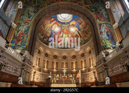 Die Basilika Sainte-Therese de Lisieux, die zweitgrößte Wallfahrtskirche Frankreichs, ist 104 Meter lang und 97 Meter entfernt Stockfoto