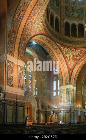 Die Basilika Sainte-Therese de Lisieux, die zweitgrößte Wallfahrtskirche Frankreichs, ist 104 Meter lang und 97 Meter entfernt Stockfoto