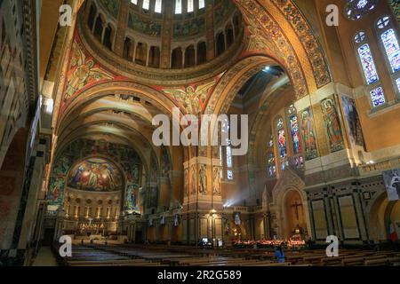 Die Basilika Sainte-Therese de Lisieux, die zweitgrößte Wallfahrtskirche Frankreichs, ist 104 Meter lang und 97 Meter entfernt Stockfoto