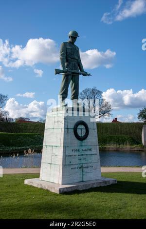 Das Vore Faldne-Denkmal, das am Eingang zur Festung Kastellet steht, erinnert an die dänischen Soldaten, die im Ersten und Zweiten Weltkrieg getötet wurden Stockfoto