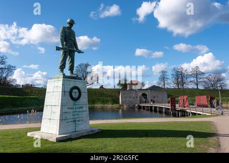 Das Vore Faldne-Denkmal, das am Eingang zur Festung Kastellet steht, erinnert an die dänischen Soldaten, die im Ersten und Zweiten Weltkrieg getötet wurden Stockfoto