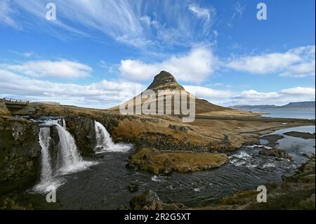 Kirkjufellsfoss-Wasserfall und Kirkjufell-Berg an der Nordküste der Halbinsel Snaefellsnes im Westen Islands Stockfoto