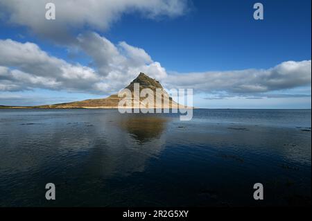 Kirkjufell-Berg an der Nordküste der Halbinsel Snaefellsnes im Westen Islands Stockfoto