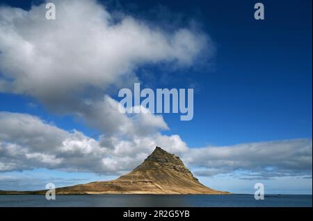 Kirkjufell-Berg an der Nordküste der Halbinsel Snaefellsnes im Westen Islands Stockfoto