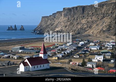 Blick auf Vik und die Kirche Vikurkirkja an der Südküste Islands Stockfoto