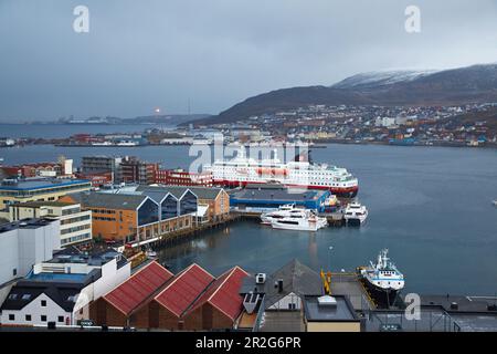 Blick über den Hafen von Hammerfest, Hurtigruten-Schiff, Insel Kvalöya, Provinz Finnmark, Vest-Finnmark, Norwegen, Europa Stockfoto