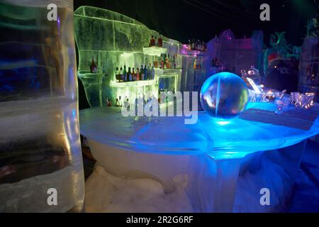 Bar - Galerie Magic Ice im Hafen von Svolvaer, Vestfjorden, Vestfjord, Nordland Province, Lofoten, Norge, Norwegen, Europa Stockfoto