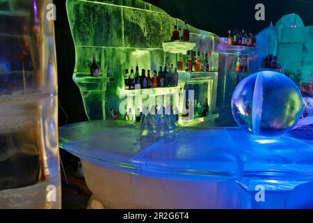 Bar - Galerie Magic Ice im Hafen von Svolvaer, Vestfjorden, Vestfjord, Nordland Province, Lofoten, Norge, Norwegen, Europa Stockfoto