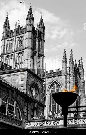 Die römischen Bäder mit Bath Abbey im Hintergrund in Bath, Großbritannien Stockfoto