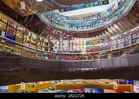 Mustafa Center, das 24-Stunden-Einkaufszentrum an der Syed Alwi Road im Kulturviertel Little India, Singapur Stockfoto