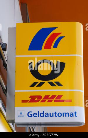 Schild mit Schriftzug und Logo DHL, Geldautomat, Nordrhein-Westfalen, Deutschland Stockfoto