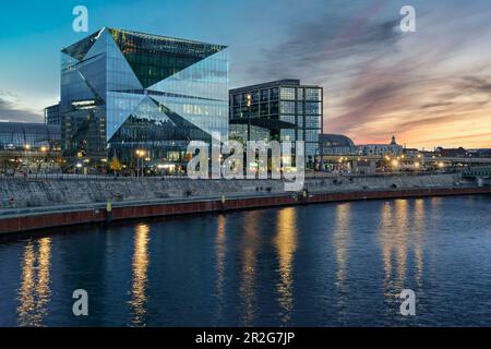 Cube Berlin, modernes Bürogebäude am Washingtonplatz in der Nähe des Hauptbahnhofs, Glasfassade, Berlin, Deutschland Stockfoto