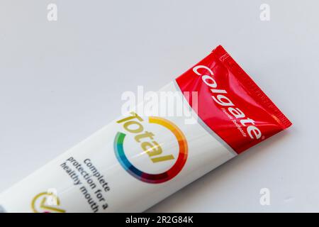 Nach London. GROSSBRITANNIEN - 05.16.2023. Nahaufnahme einer Tube Colgate Total-Zahnpasta, isoliert in Weiß. Stockfoto