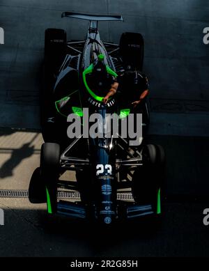 Indianapolis, USA. 19. Mai 2023. Die Crew von Dreyer & Reinbold Racing Chevrolet bringt ihren Rennwagen auf die Boxenstraße, bevor sie auf dem Indianapolis Motor Speedway in Indianapolis, USA, für die Indianapolis 500 trainiert. (Kreditbild: © Walter G. Arce Sr./ZUMA Press Wire) NUR REDAKTIONELLE VERWENDUNG! Nicht für den kommerziellen GEBRAUCH! Kredit: ZUMA Press, Inc./Alamy Live News Stockfoto