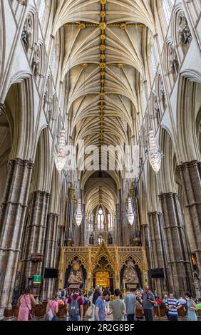 Westminster Abbey Nave gegenüber der Scientists' Corner und dem Chor in London Stockfoto