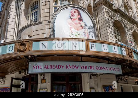 Nach London. Großbritannien - 05.17.2023. Das Namensschild und die Fassade des Novello Theatre in Aldwych mit einer Werbung für das Musical Mama Mia! Stockfoto