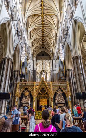 Westminster Abbey Nave gegenüber der Scientists' Corner und dem Chor in London Stockfoto