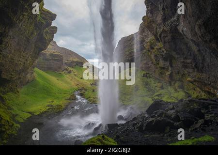 Hinter dem Wasserfall Kvernufoss, Rangarping Eystra, Sudurland, Island, Stockfoto