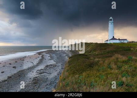 Nash Point Leuchtturm, Sturm, Regenwolken, Strand, Küste, St. Donats, Llantwit Major, Wales. Stockfoto