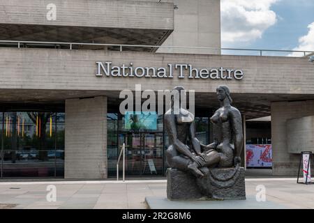 Nach London. GROSSBRITANNIEN - 05.17.2023. Das Namensschild und die Fassade des Nationaltheaters in der Southbank mit der Skulptur London Pride davor. Stockfoto