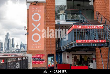 Nach London. GROSSBRITANNIEN - 05.17.2023. Das Namensschild auf Straßenebene des Oxo Tower Building am Südufer der Themse. Stockfoto