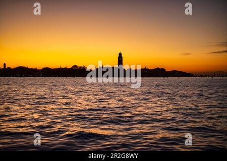 Nachts in der Lagune vor Venedig, Venetien, Italien Stockfoto