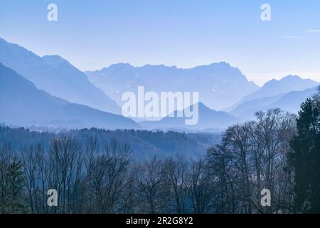 Herrlicher Blick nicht weit vom Guglhör-Anwesen über die Murnauer Moos auf die Wettersteingebirge im Frühling, Murnau, Bayern Stockfoto