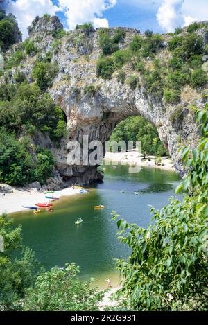 Steinbrücke Pont d'Arc, Vallon-Pont-d'Arc, Auvergne-Rhone-Alpes, Frankreich Stockfoto