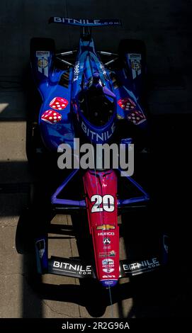 Indianapolis, USA. 19. Mai 2023. Die Crew von Ed Carpenter Racing Chevrolet fährt ihren Rennwagen auf die Boxenstraße, bevor sie auf dem Indianapolis Motor Speedway in Indianapolis, USA, für die Indianapolis 500 trainiert. (Kreditbild: © Walter G. Arce Sr./ZUMA Press Wire) NUR REDAKTIONELLE VERWENDUNG! Nicht für den kommerziellen GEBRAUCH! Kredit: ZUMA Press, Inc./Alamy Live News Stockfoto