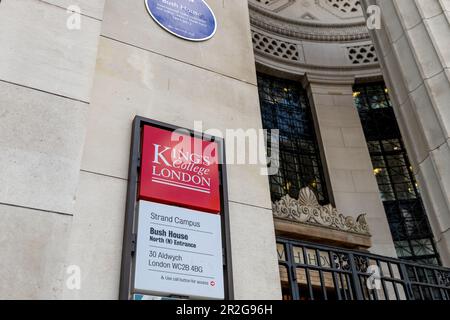 Nach London. GROSSBRITANNIEN - 05.17.2023. Das Namensschild an der Fassade des King's Collage London Strand Campus. Stockfoto