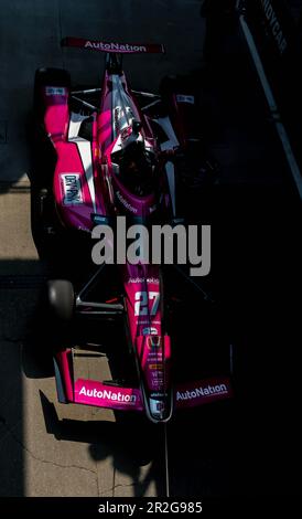 Indianapolis, USA. 19. Mai 2023. Die Crew von Andretti Autosport Honda bringt ihren Rennwagen auf die Boxenstraße, bevor sie auf dem Indianapolis Motor Speedway in Indianapolis, USA, für den Indianapolis 500 trainiert. (Kreditbild: © Walter G. Arce Sr./ZUMA Press Wire) NUR REDAKTIONELLE VERWENDUNG! Nicht für den kommerziellen GEBRAUCH! Kredit: ZUMA Press, Inc./Alamy Live News Stockfoto