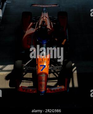 Indianapolis, USA. 19. Mai 2023. Die Crew von Arrow McLaren Chevrolet bringt ihren Rennwagen auf die Boxenstraße, bevor sie auf dem Indianapolis Motor Speedway in Indianapolis, USA, für den Indianapolis 500 trainiert. (Kreditbild: © Walter G. Arce Sr./ZUMA Press Wire) NUR REDAKTIONELLE VERWENDUNG! Nicht für den kommerziellen GEBRAUCH! Kredit: ZUMA Press, Inc./Alamy Live News Stockfoto