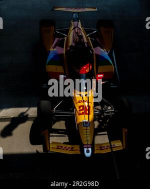Indianapolis, USA. 19. Mai 2023. Die Crew von Andretti Autosport Honda bringt ihren Rennwagen auf die Boxenstraße, bevor sie auf dem Indianapolis Motor Speedway in Indianapolis, USA, für den Indianapolis 500 trainiert. (Kreditbild: © Walter G. Arce Sr./ZUMA Press Wire) NUR REDAKTIONELLE VERWENDUNG! Nicht für den kommerziellen GEBRAUCH! Kredit: ZUMA Press, Inc./Alamy Live News Stockfoto