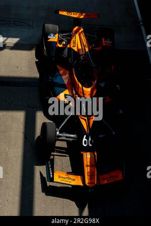 Indianapolis, USA. 19. Mai 2023. Die Crew von Arrow McLaren Chevrolet bringt ihren Rennwagen auf die Boxenstraße, bevor sie auf dem Indianapolis Motor Speedway in Indianapolis, USA, für den Indianapolis 500 trainiert. (Kreditbild: © Walter G. Arce Sr./ZUMA Press Wire) NUR REDAKTIONELLE VERWENDUNG! Nicht für den kommerziellen GEBRAUCH! Kredit: ZUMA Press, Inc./Alamy Live News Stockfoto