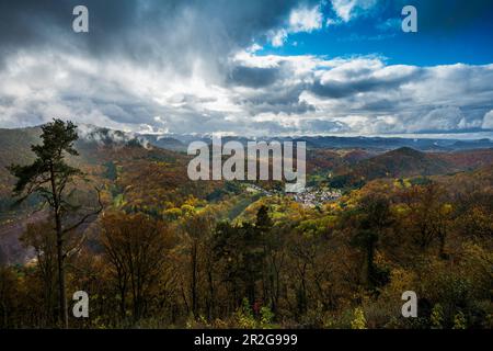 Herbstfarbener Wald und Berge, Madenburger Ruinen, Eschbach, nahe Landau, Pfalz, Pfalz-Wald, Rheinland-Pfalz, Deutschland Stockfoto