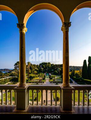 Blick von der Villa Ephrussi auf den französischen Garten, Saint-Jean-Cap-Ferrrat, Côte d'Azur, Frankreich Stockfoto