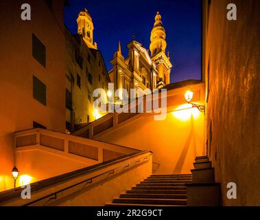 Treppen zur Basilika Saint Michel in der Altstadt von Menton im Laternen-Licht, Menton; Departement Alpes-Maritimes, französische Riviera, Frankreich Stockfoto