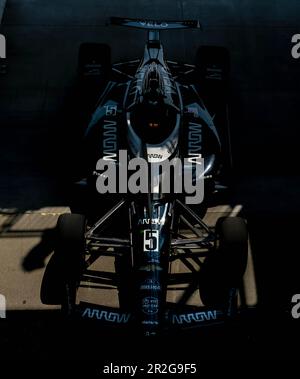 Indianapolis, USA. 19. Mai 2023. Die Crew von Arrow McLaren Chevrolet bringt ihren Rennwagen auf die Boxenstraße, bevor sie auf dem Indianapolis Motor Speedway in Indianapolis, USA, für den Indianapolis 500 trainiert. (Kreditbild: © Walter G. Arce Sr./ZUMA Press Wire) NUR REDAKTIONELLE VERWENDUNG! Nicht für den kommerziellen GEBRAUCH! Kredit: ZUMA Press, Inc./Alamy Live News Stockfoto