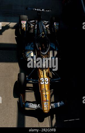 Indianapolis, USA. 19. Mai 2023. Die Crew von Ed Carpenter Racing Chevrolet fährt ihren Rennwagen auf die Boxenstraße, bevor sie auf dem Indianapolis Motor Speedway in Indianapolis, USA, für die Indianapolis 500 trainiert. (Kreditbild: © Walter G. Arce Sr./ZUMA Press Wire) NUR REDAKTIONELLE VERWENDUNG! Nicht für den kommerziellen GEBRAUCH! Kredit: ZUMA Press, Inc./Alamy Live News Stockfoto