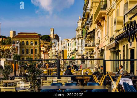 Rue Felix Faure in Cannes mit Blick auf das Rathaus und die Türme der Altstadt am Morgen, Departement Alpes-Maritimes, Frankreich Stockfoto